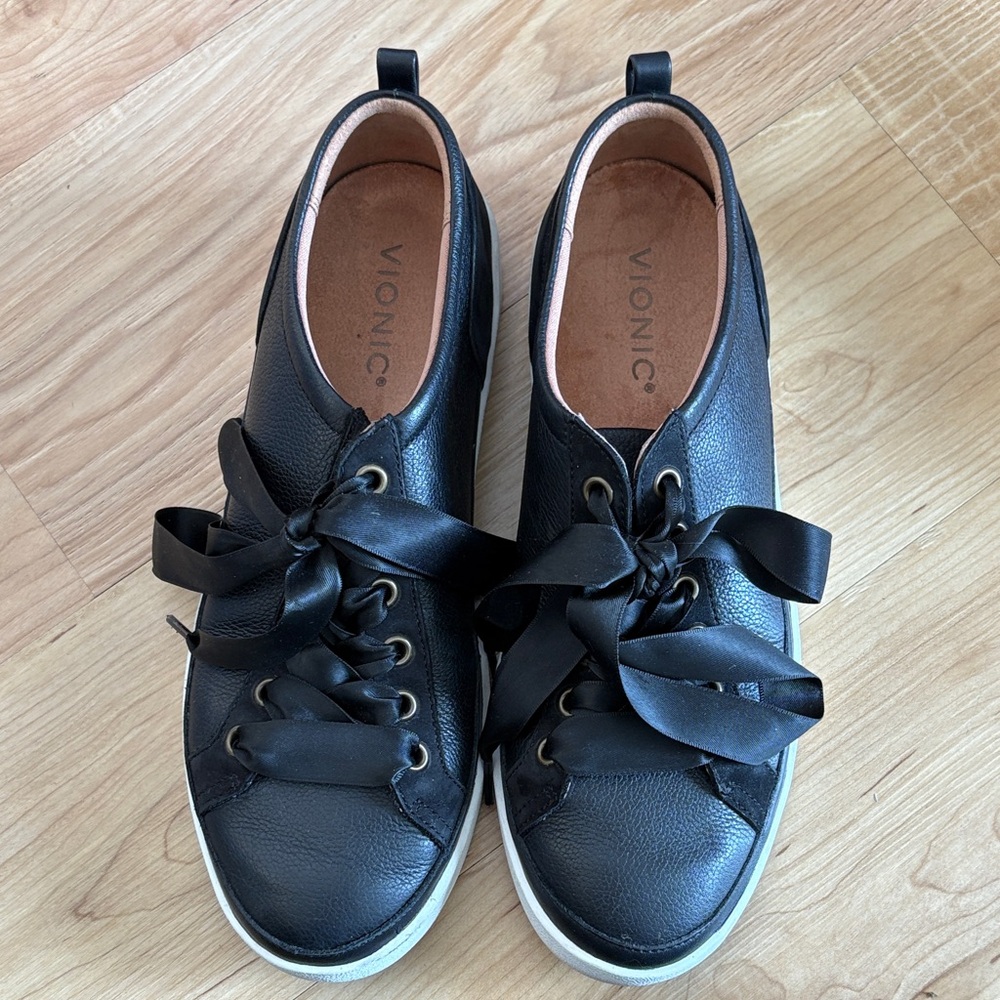 Vionic Women's Black Leather Sneakers